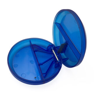 Pastillero redondo de plástico color azul abierto con navaja para cortar pastillas
