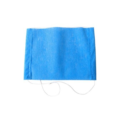 Cubrebocas para niños de tela tipo pellón bicapa con resorte elástico color azul aislado sobre fondo blanco