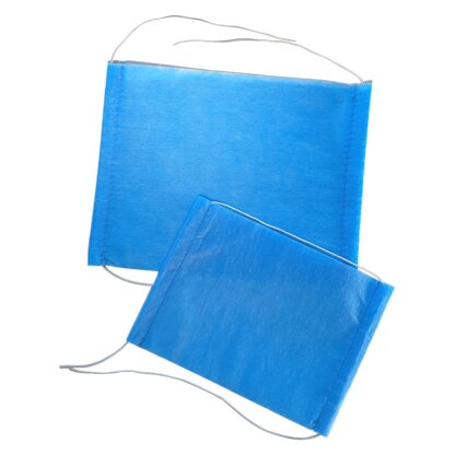 Cubrebocas de tela tipo pellón color azul con resorte elástico sobre fondo blanco y encima, cubrebocas para niños